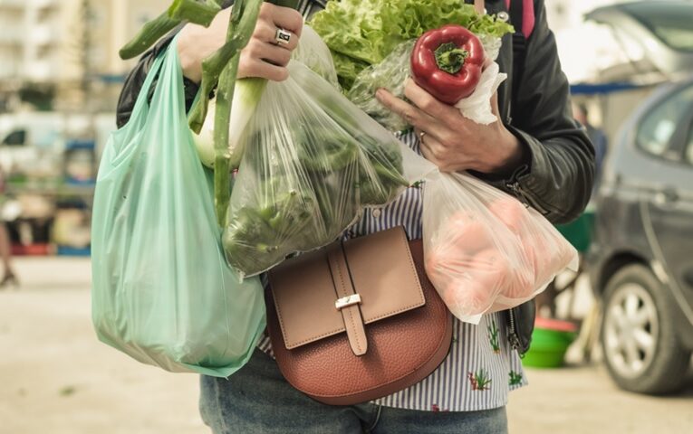 Más personas acuden a despensa en busca alimentos gratis en NYC; dominicanos incluidos