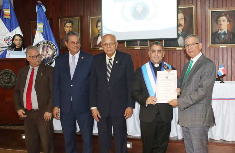 Juramentan al Rector UCNE como miembro de honor del Instituto Duartiano