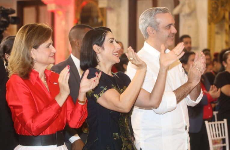 Primera dama da la bienvenida a la Navidad con encendido  del árbol navideño en Palacio Nacional