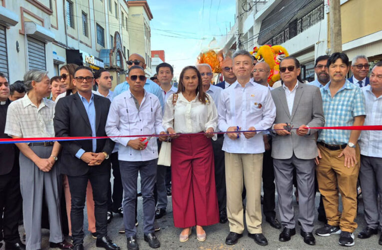 Embajador de China visita a SFM, recibe la Llave de la Ciudad, inaugura calle y encabeza desfile