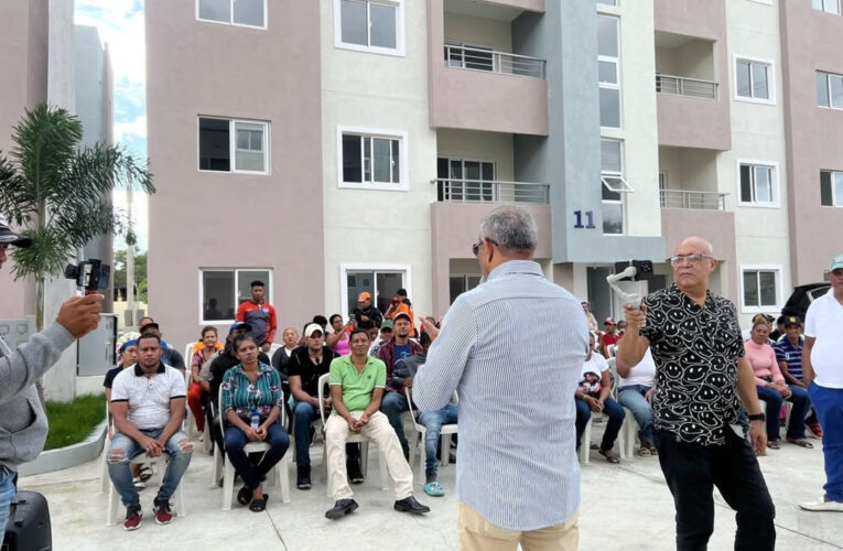 Senador Franklin Romero encabeza entrega apartamentos Barrio Azul